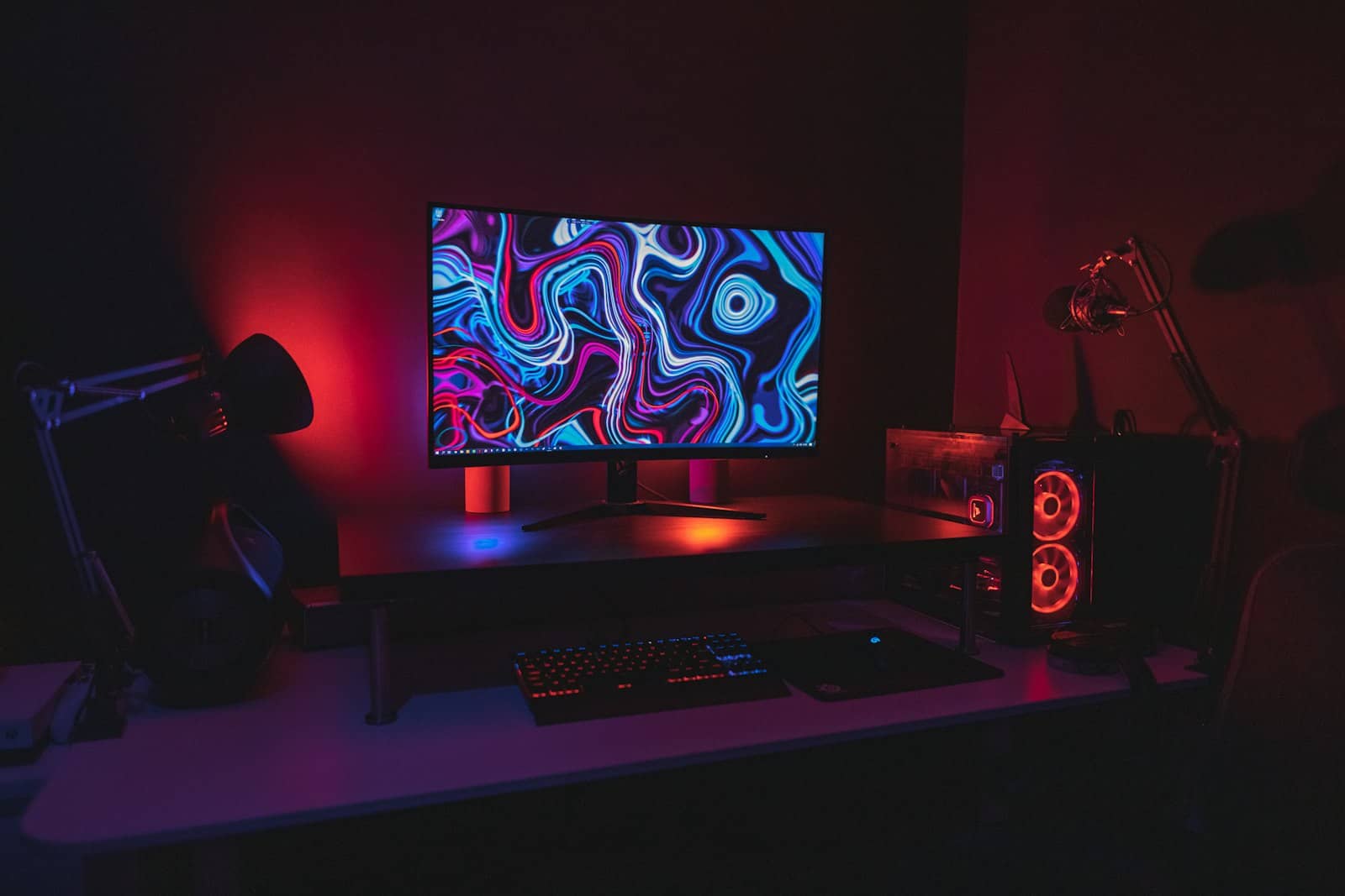 A dual monitor gaming setup