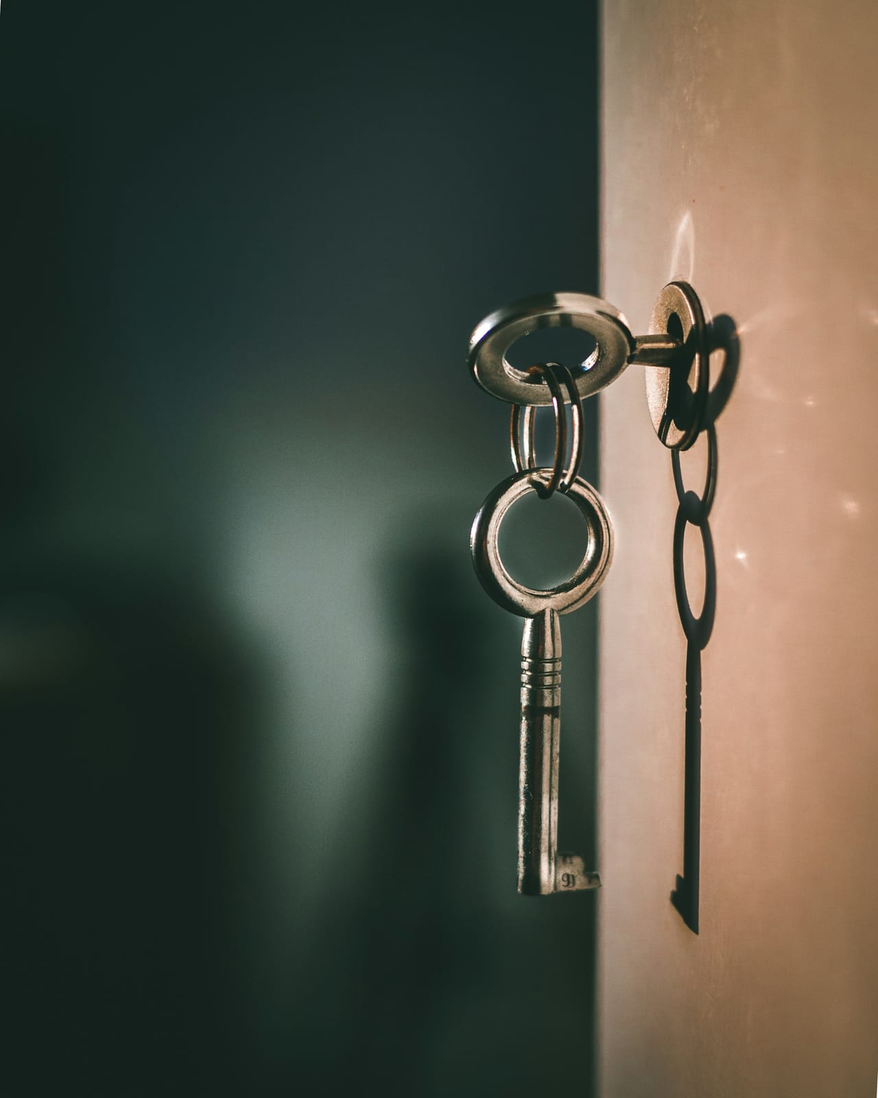 Fantasy-styled light and keys evoking Kingdom Hearts