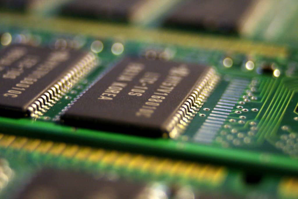 System RAM modules installed on a motherboard — the resource that MoE offloading in llama.cpp leans on instead of GPU VRAM
